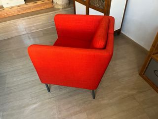 Sofá individual rojo casi nuevo