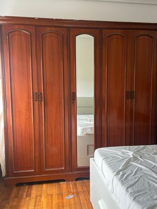 Armario de madera antiguo con espejo