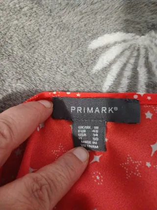 Camisa roja con estrellas blancas