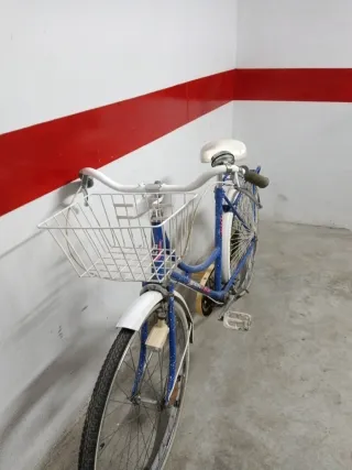 Bicicleta azul con cesta y portabultos
