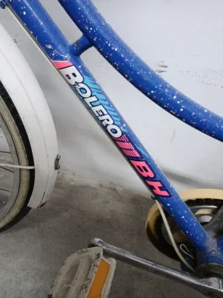 Bicicleta azul con cesta y portabultos