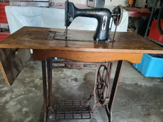 Máquina de coser Sigma antigua para restaurar