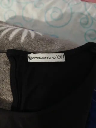 Camiseta negra con escote de encaje