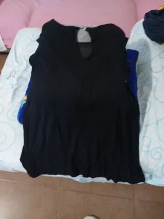 Camiseta negra con escote de encaje