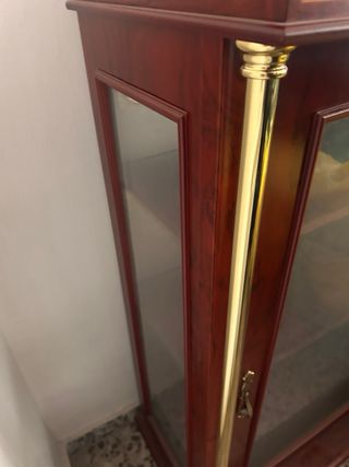Mueble vitrina madera y cristal