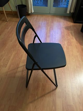 Silla plegable negra con cojín rosa