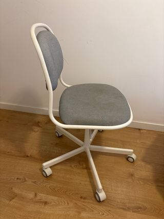 Silla IKEA ÖRFJÄLL gris y blanca