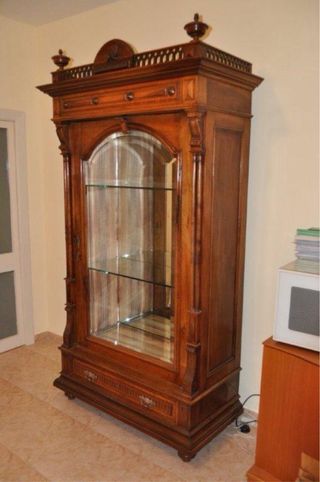 Mueble de madera con detalles