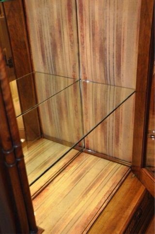 Mueble de madera con detalles