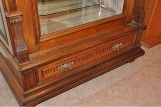 Mueble de madera con detalles