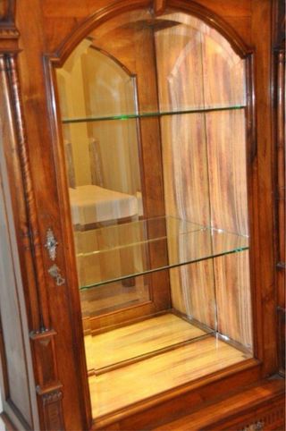 Mueble de madera con detalles