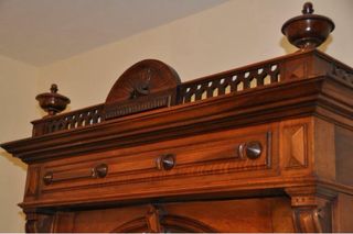 Mueble de madera con detalles