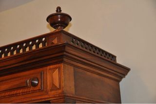 Mueble de madera con detalles