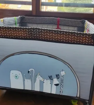 Parque de juegos infantil con animales