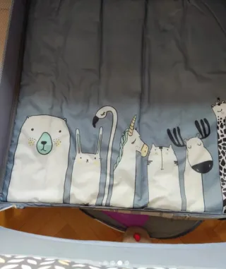 Parque de juegos infantil con animales