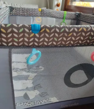 Parque de juegos infantil con animales