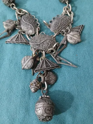 Collar antiguo de hierro plateado