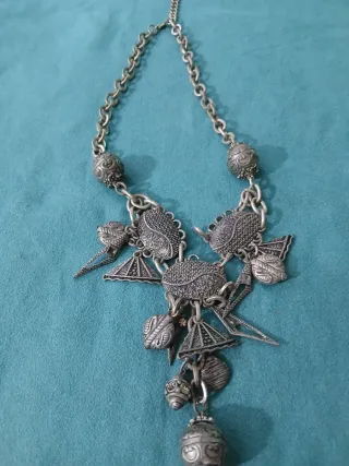 Collar antiguo de hierro plateado