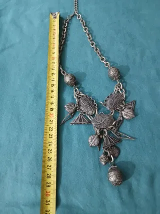 Collar antiguo de hierro plateado