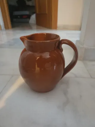 Jarra de cerámica marrón