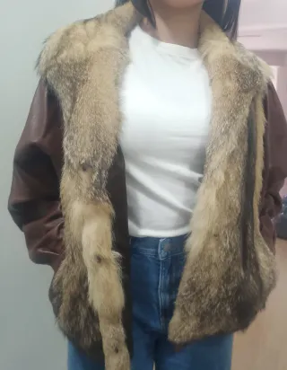 Casadora de cuero y  pelo de zorro original.