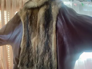 Casadora de cuero y  pelo de zorro original.