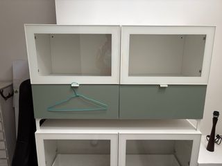 Mueble aparador BESTÅ Ikea cajones y vitrina
