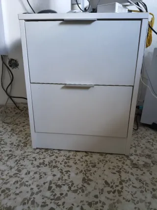 Mesita de noche blanca