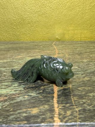 Pez de nefrita verde maciza tallada