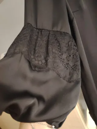 Blusa negra Cortefiel con encaje