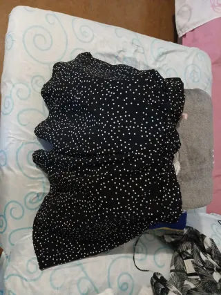 Pantalón negro con lunares blancos