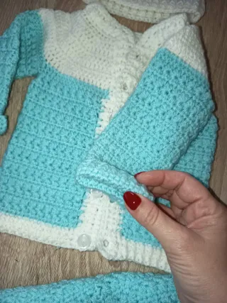 Conjunto lana bebé azul y blanco