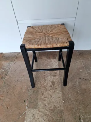 Banqueta de madera y ratán