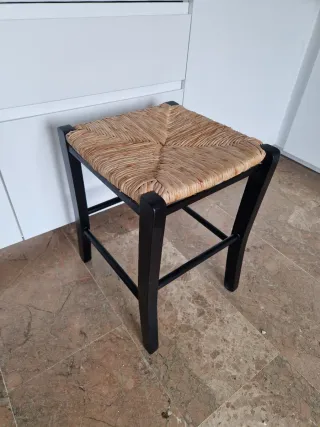 Banqueta de madera y ratán