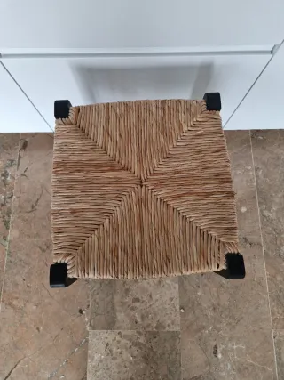 Banqueta de madera y ratán