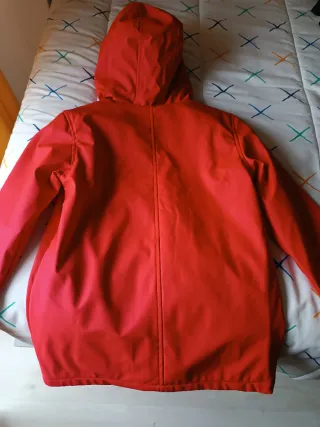 Chubasquero Unisex rojo con capucha