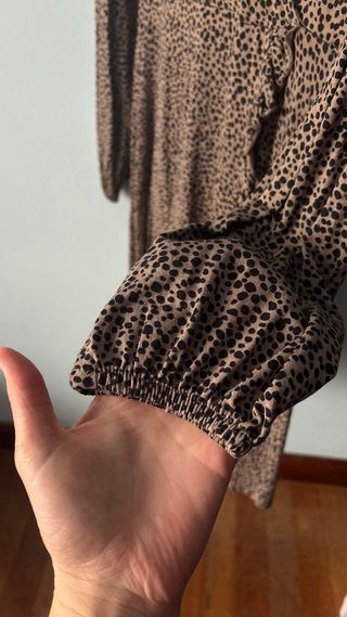 vestido con estampado de leopardo de Pull&Bear