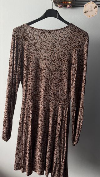 vestido con estampado de leopardo de Pull&Bear