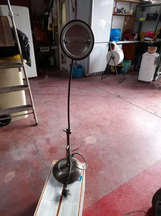 Lámpara de pie metálica