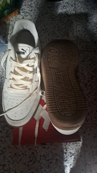 Zapatillas Puma Beige/Blanco Talla 41 pequeña.