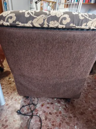 Sillón de tela marrón y dorado. Muy cómodo