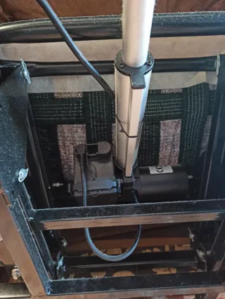 Sillón de tela marrón y dorado. Muy cómodo