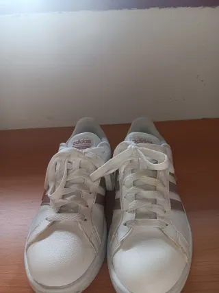 Zapatillas Adidas Blancas y Doradas
