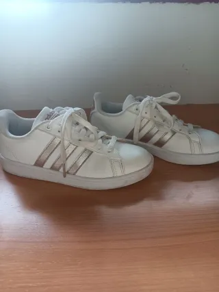 Zapatillas Adidas Blancas y Doradas
