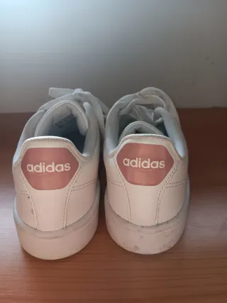 Zapatillas Adidas Blancas y Doradas