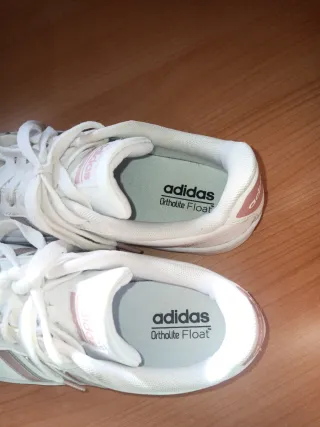 Zapatillas Adidas Blancas y Doradas