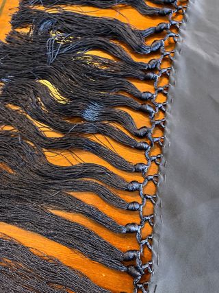 Mantoncillo crespón azul marino con flecos