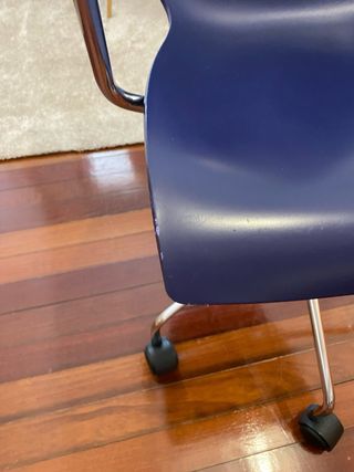 Silla de oficina azul con base cromada