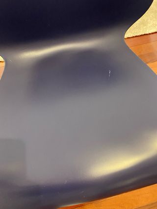 Silla de oficina azul con base cromada