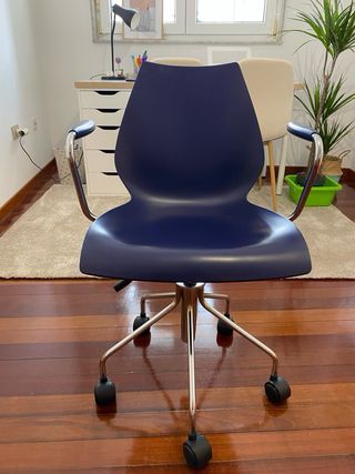 Silla de oficina azul con base cromada